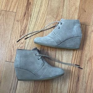 Tom’s tan suede wedge shoes